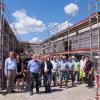 Richtfest am neuen Kindergarten in Bergtheim. Vorne in der Mitte Bürgermeister Konrad Schlier und Architekt Helmut Stahl. Foto: Irene Konrad Richtfest am neuen Kindergarten in Bergtheim. Vorne in der Mitte Bürgermeister Konrad Schlier und Architekt Helmut Stahl. Foto: Irene Konrad