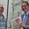Das Veitshöchheim-Poster war eines der Präsente, mit denen  sich Bürgermeister Jürgen Götz bei seinem nach 24 Jahren Dienst bei der Gemeinde in den Ruhestand gehenden IT-Leiter Volker Peitsch für die gute und fruchtbare Zusammenarbeit bedankte. Foto: Dieter Gürz