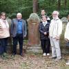 Bei der Besichtigungstour auf dem jüdischen Friedhof in Wenkheim stellte man sich am Grab von Sarah Grünebaum zum Erinnerungsfoto auf. Der Lebens- und Leidensweg von Samuel Grünebaum, dem Ehemann von Sarah, ist in der ehemaligen Synagoge auf einer Schautafel dargestellt. Walter Schmidt (4. v.l.) gab Erläuterungen, links daneben Edith und Andreas Raddatz vom Führungsteam der „Ortschronik Schweina“.
