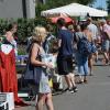 (lau)   Mit so einem großen Andrang hätten die Initiatorinnen des ersten Karbacher Flohmarktes im Bereich Obere Klimbach/Gartenstraße/Pfarrgarten, Katja und Ulli Schmelz, nicht gerechnet. An etwa 30 Verkaufsständen konnten Interessierte Kunst und Krempel erstehen. Die Anbieter hatten zuvor ihre Speicher und Keller durchstöbert. Es gab praktisch alles zu finden: alte Bilder, Schmuck, Bücher, Gläser, Kaffeekannen, vor allem aber Artikel für Kinder wie Lauf- und Fahrräder oder Spielsachen. Sogar ein Auto stand zum Verkauf. Ein altes, noch mit Holzkohle beheiztes Bügeleisen fand für 15 Euro einen neuen Besitzer. Die Initiatorinnen waren erstaunt und erfreut über die Resonanz, die um die Mittagszeit besonders groß war. Dabei entwickelte sich der Flohmarkt zu einem Treffpunkt ehemaliger „Karwer Schecke“, die einen Abstecher in ihre einstige Heimat gemacht hatten. Eines steht jetzt schon fest: Im nächsten Jahr wird der Flohmarkt eine Neuauflage erfahren.