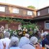 Ein lauschiges Plätzchen für Musikfreunde: die Serenade im Franziskushof des Schlosses Craheim. Die Aufnahme entstand bei der Serenade im Juli 2017, bei der der Injili-Chores, Wetzhausen, mit seinem Gastauftritt afrikanische Fröhlichkeit und Glaubensfreude den zahlreichen Gästen vermittelte. Archivfoto: Rita Steger-Frühwacht