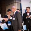 Prof. Dr. Rolf-Dieter Postlep, Präsident des Deutschen Studentenwerks (rechts), gratuliert Jannis Maroscheck Foto: Kay Herschelmann Prof. Dr. Rolf-Dieter Postlep, Präsident des Deutschen Studentenwerks (rechts), gratuliert Jannis Maroscheck Foto: Kay Herschelmann