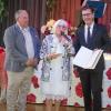 Überraschte Moderatorin: Oberbürgermeister Christian Schuchardt und Volker Stawski (Sozialreferat) gratulieren mit dem Tanzenden Schäfer der Organisatorin des Tanztreffs, der nun seinen 40. Geburtstag feierte.  Foto: Georg Wagenbrenner