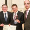 Bundesverdienstorden-Übergabe in Residenz an verdiente Unterfranken: Staatssekretär Gerhard Eck (links) verlieh die Ordensinsignien gemeinsam mit Regierungsvizepräsident Jochen Lange an Wolfgang Geist (Mitte) aus Sendelbach.
