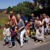 Am Ende des Gottesdienstes zogen alle an einem Seil, angeführt von Angelika Schmitt und Anett Podda, in Richtung Kindergarten.