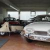Noch gibt es das kleine Oldtimer-Museum bei Märkl Auto-Service in Knetzgau. Doch bald sollen die Fahrzeuge verkauft und der Platz anders genutzt werden. Im Vordergrund steht das Highlight der Ausstellung: Ein Ford P3, auch bekannt als „Badewanne“.