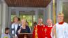 Die Leiterin des Kindergartens St. Sebastian am Heuchelhof begrüßt die Gästezum Einweihungsfest nach Generalsanierung und Umbau. im Hintergrund (von rechts) Pfarrer Alfred Kraus von St. Sebastian, Domkapjtular Clemens Bieber, Leiter der Diözesan-Caritas, und Pfarrer Max von Egidy von der evangelischen Gethsemane-Gemeinde. Foto: Otto Kindermann