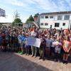 Die Kinder und die Schulleiterin mit dem Scheck.
