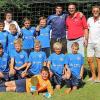 Siegerehrung beim WVV-Turnier: (hinten von links) Waldbrunns Bürgermeister Hans Fiederling, Elias Will, WVV-Geschäftsführer Thomas Schäfer die erfolgreichen Kicker Leon Fischer, Maximilian Schäffner, Oliver Koos, Trainer Yannick Kloß, die Sponsorenvertreter Florian Doktorzyk und Olivier LeMoal und (kniend von links) die WFV-Akteure Oliver Fischer, Finn Schmidt, Emil Neubert, Jannik Leixner, Yannick Schwägerl sowie (vorne liegend) Torhüter Ben Lukas.