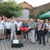 Der Initiator der Promiband, Clemens Behr (vorne, Dritter von rechts), überreichte der Vorsitzenden des Kindergartens Mittelstreu Sabine Pagel (daneben), eine sogenannte Rhythmustasche.