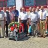 Die nagelneue Pumpe und die „alten” Vereinsmitglieder zum Jubiläumsfoto vereint. Von links: 2. Vorsitzender Markus Krug, Waldemar Hofmann, Reinhold Stahl, Erhard Weck, Klaus Hofmann, Rudi Hofmann, Lothar Metz, Oskar Stahl, Herbert Treutlein, Bürgermeister Ludwig Nätscher, Hilmar Hack, Karl-Heinz Karg und 1. Vorsitzender Manfred Karg.