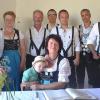 Stolz auf den Höhenflug: die Strahlunger Silberdistel-Schützen. Im Bild, von links: Roland Beck, Barbara Heuring, Thomas Herbert, Sebastian Beck, Dominik Herbert und Heiko Warmuth sowie (sitzend davor) Schützenmeisterin Michaela Herbert mit Enkel Linus.