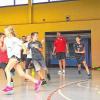 Durch die Vermittlung der Gerolzhöfer Basketballer waren dieser Tage besondere Sportstunden für die 4 b (Foto) und die 1 b der Gerolzhöfer Grundschule angesagt. Neben zwei Trainern der Geo Falcons hatten sich auch der hauptamtliche Jugendtrainer Dirk Altenbeck und ProB-Spieler Jonas Weitzel von der S.Oliver Würzburg Akademie  auf den Weg nach Gerolzhofen gemacht, um mit den Kindern Sport zu treiben.