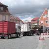 In der Marktstraße hat am Mittwoch der Aufbau des Vergnügungsparks fürs Weinfest begonnen. Besonders der Autoscooter benötigt im Bereich zwischen der Castell-Bank und dem Deko-Team-Laden jeden Zentimeter Platz. Die Marktstraße fällt deshalb komplett als Zu- und Abfahrtsstraße während des Weinfestes aus.