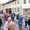 Stadtführung mit besonderem Augenmerk: Nicht nur in der gesamten Hauptstraße, aber dort besonders, befanden sich zahlreiche, ganz unterschiedliche Geschäfte. Norbert Mültner (vorn, Mitte) wusste zu jedem Haus etwas zu erzählen.