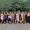 Abschlussfeier der Fachakademie für Sozialpädagogik am BBZ Münnerstadt: Anika Schmitt, Schulleiter Harry Koch, Sonja Göbel, Anna-Lena Groß, Sarah Kohlhepp, Mona Wagner, Denise Eberhardt, Leonie Beck, Ronja Menz, Jana Hofmann, Ronja Kotasek, Bürgermeister Helmut Blank, Michaela Weber, Lea Scheuplein, Nicole Taubmann, Verena Rößer, Lena Mauder, der stellvertretende Schulleiter Christian Zintl, Bundestagsabgeordnete Sabine Dittmar und die stellvertretende Landrätin Monika Horcher.