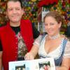 Christian und Tanja Fritz mit Schießfotos aus 30 Jahren. Foto: Herbert Kriener Christian und Tanja Fritz mit Schießfotos aus 30 Jahren. Foto: Herbert Kriener