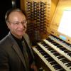 Burkhard Ascherl an der Orgel in Regensburg.