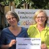 Scheckübergabe: (von links) Heimleiter Martin Bohn, Carmen Frischmann (teilnehmende Beratung), Birgit Reith (Vertriebsleitung der Struktur) und Nadja Henneberger (Teamleitung und Gewinnerin des Wettbewerbes).