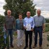 Die Ernennungsurkunde zum Ehrenmitglied überreichten die WARO-Vorstandsmitglieder Paul Scheiner (links), Ulla Steinbauer und Josef Möhler (rechts) an Norbert Redelbach.