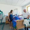 Wie das Zimmer eines Bewohners der WG aussehen kann, der auf Beatmung angewiesen ist, zeigen Pflegedienstleiter Bernd Winterlich und seine Stellvertreterin Nicole Waldmann..
