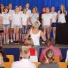 Der Schülerchor der Pleichachschule mit Chorleiterin Waltraud Möhrlein sang von Nudelgespenstern aus Spaghetti, Cannelloni und Tortellini. Er wurde von Beate Roux am Klavier (rechts) begleitet.  Foto: Irene Konrad