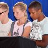 Erik Cervev, Emilie Karl und Tyrese Hörner spielen auf dem Klavier einen kleinen Kanon. Foto: Irene Konrad Erik Cervev, Emilie Karl und Tyrese Hörner spielen auf dem Klavier einen kleinen Kanon. Foto: Irene Konrad