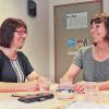 Die freiwillige Alltagshelferin Gisela Diener (links) im Gespräch mit Friederike Döring, der Leiterin der Kontaktstelle „RuDiMacht's“. Sie koordiniert die Einsätze der Alltagshelfer.