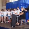 Das Künstlerpaar Pieter und Beate Roux (rechts) sang mit den Chorkindern das Volkslied "Die Gedanken sind frei". Foto: Irene Konrad Das Künstlerpaar Pieter und Beate Roux (rechts) sang mit den Chorkindern das Volkslied "Die Gedanken sind frei". Foto: Irene Konrad