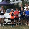 Siegerehrung beim Tennis-Turnier um den BMW Köhler Cup in Karlstadt: (von links) Sophie Rachor (Gewinnerin U 21), Jessica Walz (Finalistin U 21), Bürgermeister Paul Kruck, Maxine Kammerer (Halbfinalistin U 21), Falco Lindermeir (Sieger U-12-Nebenrunde), Patrik Jirku (Finalist U-12-Nebenrunde), Sponsor Markus Köhler, Nicolae Tuturuga (Sieger U12), Christoph Weißhaar (Vorsitzender), Leon Kah (Gewinner U 21), Julius Hacker (Finalist U12), Burkard Schuhmann (Vorsitzender Abteilung Tennis), Rudra Kapoor (Finalist U21) und Kerstin Reiss (2. Vorsitzende Abteilung Tennis).