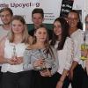 Die Mitarbeiter der Schülerfirma „Mr. New Bottle“ präsentierten ihre Produkte und ihre Abschussbilanz mit den beiden „Schulpaten“ Susanne Müller und Manuel Fischer (von links) sowie Realschuldirektorin Manuela Küfner und Vorstandsvorsitzendem Noah Hildenbrand (von rechts).