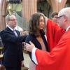 Domkapitular Thorsten Weil bei der Firmung in der Kirche St. Martin.