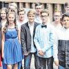Zusammen mit Schulleiterin Ute Krueger (rechts) und Klassleiterin Andrea Haase (links) präsentieren sich die Absolventen der 9. Klasse der Mittelschule Marktbreit vor ihrem Schulhaus.