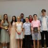 Für besondere schulische Leistungen wurden (vordere Reihe, ab Zweite von links) Samira Dürnhöfer, Lina Dorn, Sina Werner, Timo Weißenseel, Pascal Engbert und Roman Helbig ausgezeichnet. Mit ihnen freuen sich Rektorin Antje Schorn und Lehrerin Corinna Schmidt (von links), zweiter Bürgermeister Bernhard Jilke (rechts) sowie die Sponsoren.