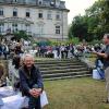 Vor der Kulisse von Schloss Craheim bereitete Liedermacher Clemens Bittlinger seinen rund 600 Gästen einen wahren Jubiläumsabend.