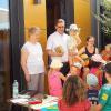 Freude über eine Spende an den Kindergarten im Garten der Familie Sietz: Auf dem Bild (von links): Rolf Sietz, Christa Sietz, Andreas Krefft und Kindergartenleiterin Astrid Metz.