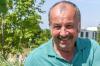 Wolfgang Väth stellt die weiße Würzburger Kastengurke auf der Landesgartenschau vor. Foto: Thomas Obermeier