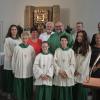 Während des Gottesdienstes wurde Pfarrer Peter Rüb in Rieneck verabschiedet: Auf dem Bild neben den Ministranten (von links): Karin Schulz, Günter Schmitt, Pfarrer Rüb, Gertrud Hermann und Bürgermeister Wolfgang Küber.