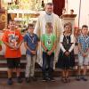 Die Skapulierbruderschaft Zellingen hat sechs neue junge Mitglieder. Im Festgottesdienst nahm Pater Elias M. Haas (hinten) durch Umhängen des kleinen Skapiers von Karmel (von links) Julia Hemmelmann, Max Reußner, Fabian Schwarz, Nico Seibold, Paula Kirchner und Josef Stockmann in die Gemeinschaft auf. Foto Jürgen Kamm
