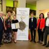 Preisverleihung des Historischen Vereins Schweinfurt an die Mittelschule Werneck: Vorsitzender Uwe Müller (von links), Konrektorin Andrea Orth, Nora Helmer (Schülersprecherin), Janik Bunn (zweiter Schülersprecher), Rektorin Nicole Schmitt und stellvertretender Vorsitzender Ernst Petersen.