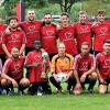 (ara)   Unerwartet hat sich der SV Kleinochsenfurt die 45. Austragung der Ochsenfurter Fußball-Stadtmeisterschaft für sich entschieden. Auf eigenem Sportgelände gelang im Endspiel ein 7:5-Sieg nach Elfmeterschießen gegen den FC Hopferstadt. In der jüngsten Vergangenheit hatte meist der diesjährige Finalgegner FC Hopferstadt dominiert und auch diesmal schon beide Hände am Pokal. Nach schwachem Start und dem 0:1-Rückstand durch Alexander Tschubanow waren die Hopferstädter spielbestimmend, wenngleich die Gastgeber die klareren Möglichkeiten besaßen. Doch Daniel Kechel sorgte noch vor der Pause für den Ausgleich. Als dann Jakob Weißkopf und Moritz Dopf auf 3:1 stellten, sah alles nach einem erneuten Favoritensieg aus. Doch der Gastgeber bekam mit Julian Mählers überraschendem Anschlusstreffer die zweite Luft, und Spielertrainer Edwin Aber stellte in der Schlussphase den Ausgleich her. Im darauffolgenden Elfmeterschießen war es SV-Schlussmann Simon Ehm, der gegen Jakob Weißkopf und Johannes Popp parierte und den Seinen einen unverhofften Erfolg bescherte. Dritter wurde der SV Erlach (0:5-Halbfinalniederlage gegen den SV Kleinochsenfurt) durch einen 3:2-Sieg gegen den Ochsenfurter FV (2:3-Halbfinalniederlage gegen den FC Hopferstadt). Rang fünf belegte der SV Tückelhausen/Hohestadt, der den TSV Goßmannsdorf mit 4:1 bezwang. Über Kleinochsenfurts Turniersieg freuen sich (stehend von links): Sportreferent Paul Hofmann, Kleinochsenfurts Sportleiter Sebastian Reetz, Bürgermeister Peter Juks, Metin Yasar, Marvin Weidlich, Yildiray Senel, Julian Mähler, Abdurahman Mutlu, Turan Senel, Patrick Andrasch, Kürsad Senel, Adrian Nicoalescu, Edwin Aber, Kleinochsenfurts Vereinsvorsitzender Rainer Kernwein, 2. Bürgermeisterin Rosa Behon; (knieend von links): Marc Schwittai, Alexander Tschubanow, Mohamed Nesib, Simon Ehm, Erturul Senel, Turgay Senel und Manfred Aber.
