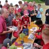 Rege war das Interesse der Clubfans bei der Autogrammstunde, ein von den Spielern signiertes Mannschaftsfoto zu bekommen. Foto: Dieter Gürz Rege war das Interesse der Clubfans bei der Autogrammstunde, ein von den Spielern signiertes Mannschaftsfoto zu bekommen. Foto: Dieter Gürz