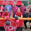 Die Club-Fans Veitshöchheim hießen am Sonntag am SV-Sportgelände zwei Profis und ein Aufsichtsratsmitglied des 1. FCN herzlich willkommen. Auf dem Foto v.l.n.r. vorne der Veitshöchheimer Clubfan-Vorsitzende Peter Katzorek, das neu gekommene Mittelfeldtalent Timothy Tillmann, der Flügelstürmer Sebastian Kerk, Aufsichtsratsmitglied Hanns-Thomas Schamel und Bezirk 5-Fan-Club-Koordinator Christian Wolf aus Güntersleben, hinten Schriftführer Frank Hussy, Bürgermeister Jürgen Götz, die beiden 2. Vorsitzenden Thomas Weber und Michael Karg und die Kassiererin Sandra Katzorek. Foto: Dieter Gürz