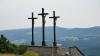Noch vor dem Frühstück ging es zum Hochkreuz auf 928 Meter Höhe, um bei einem kurzen Gebet die Stimmung der Wallfahrt zu spüren. Hier werden sich am 21. August, nach dem anstrengenden Aufstieg über die Kniebreche, die Wallfahrer sammeln, bevor sie hinab zum 1677 erbauten Kloster der Franziskaner steigen. Foto: Elfriede Streitenberger 
