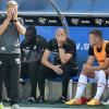 Nicht zu fassen! Trainer Michael Schiele schlägt nach dem Osnabrücker 1:2 in der Nachspielzeit die Hände vor dem Gesicht zusammen. Auf der Bank schauen (von links) Dominic Baumann, Co-Trainer Lamine Cisse, Torwarttrainer Robert Wulnikowski, Ibrahim Hajtic und Onur Ünlücifci ziemlich bedröppelt drein.