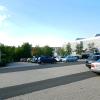 Auf dem Parkplatz zwischen Manilandhalle und Hausmeisterhäusern soll ein Lebensmittelmarkt mit Café entstehen. Damit wird die Nahversorgung des Ortsteils Hexenbruch hoffentlich gesichert, hofft der Marktgemeinderat. Foto: Matthias Ernst