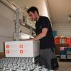 Bei bb-net im Schweinfurter Hafen hat Sebastian Bauriedl Arbeit und neue Motivation gefunden. Zuständig ist er heute für Vorreinigung und Verpackung, doch neue Aufgaben warten schon auf ihn.