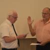 Berthold Friedrich (rechts) ist neuer Gemeinderat in Höchberg. Bürgermeister Peter Stichler nahm ihm die Eidesformel ab. Foto: Matthias Ernst Berthold Friedrich (rechts) ist neuer Gemeinderat in Höchberg. Bürgermeister Peter Stichler nahm ihm die Eidesformel ab. Foto: Matthias Ernst