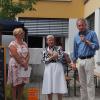 Beim Sommerfest des Adam-Rauscher-Hauses in Tauberbischofsheim (von rechts):  Bürgermeister Wolfgang Vockel, Irmgard Demin und Hausdirektorin Nadine Veit.