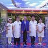 Die Leiterin der Pflegestation Wenjie Sun, der Leiter der Abteilung für Bildung und Wissenschaft, Xianmin Sun, Professor Dr. Walter Kullmann, Vizepräsident und Chefarzt Professor Dr. Guoxian Qi sowie die Leiterin der VIP-Station, Min Chi (von links) im „Liaoning Zhongzhi Shengjing Hospital of Geriatrics“ mit integriertem Altenheim